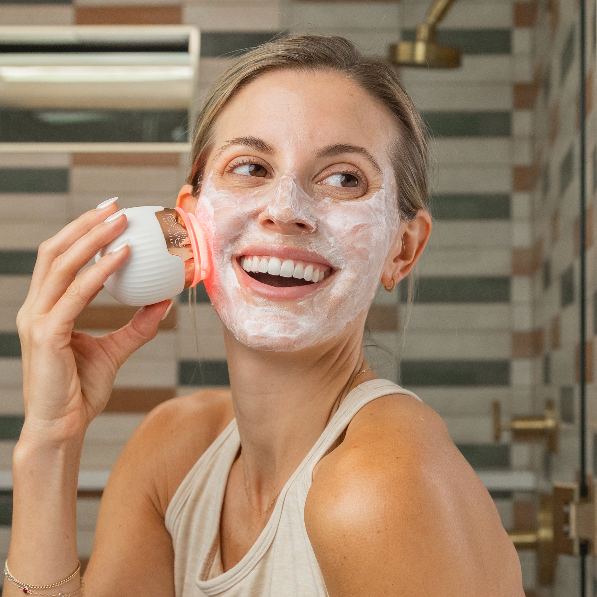 Compact sonic cleanser with blue/red LED for quick 3‑minute skin